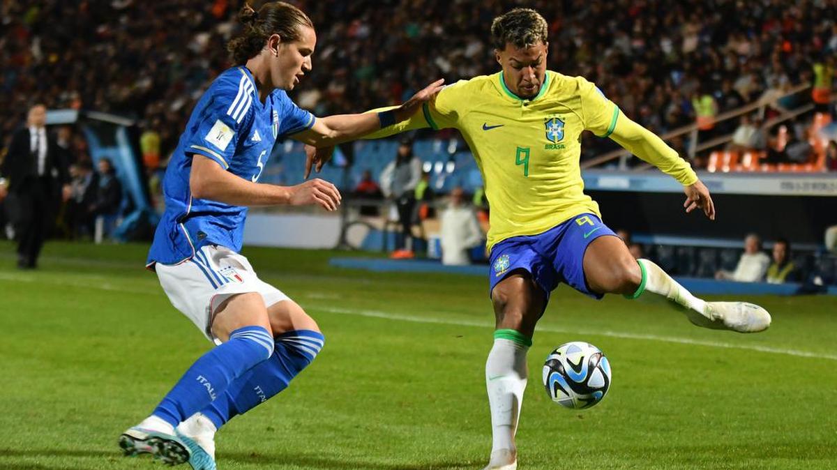El delantero de Brasil Marcos Leonardo (der.) trata de pasar la marca de Daniele Ghilardi, de Italia, en el partido celebrado el 21 de mayo de 2023 en Mendoza, Argentina.