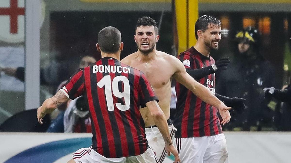 Patrick Cutrone (centro) celebra el gol que anotó para el Milan en el partido contra el Inter, celebrado el 27 de diciembre de 2017 en los cuartos de final de la Copa Italia.