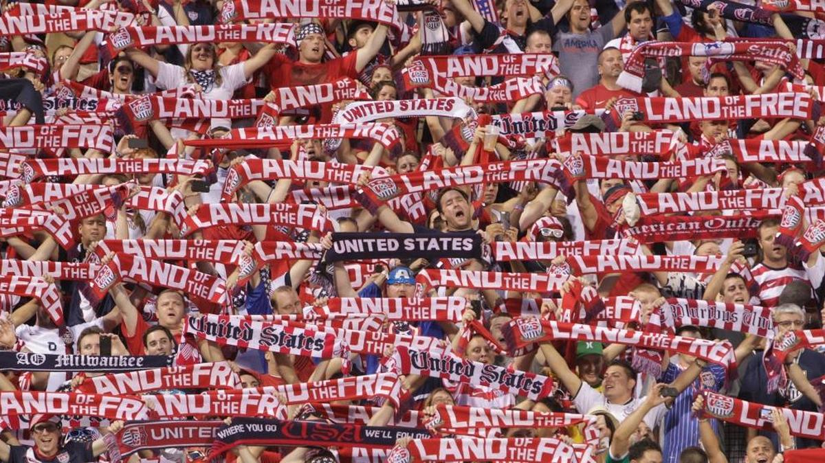 En esta foto ded archivo del 10 de septiembre del 2013, los hinchas de Estados Unidos alientan a su selección durante el partido por las eliminatorias mundialistas contra México en Columbus, Ohio. El MAPFRE Stadium, la casa del equipo de la MLS Columbus Crew, es el escenario del partido del viernes en la noche entre EEUU y México por las eliminatorias al Mundial de Rusia 2018.