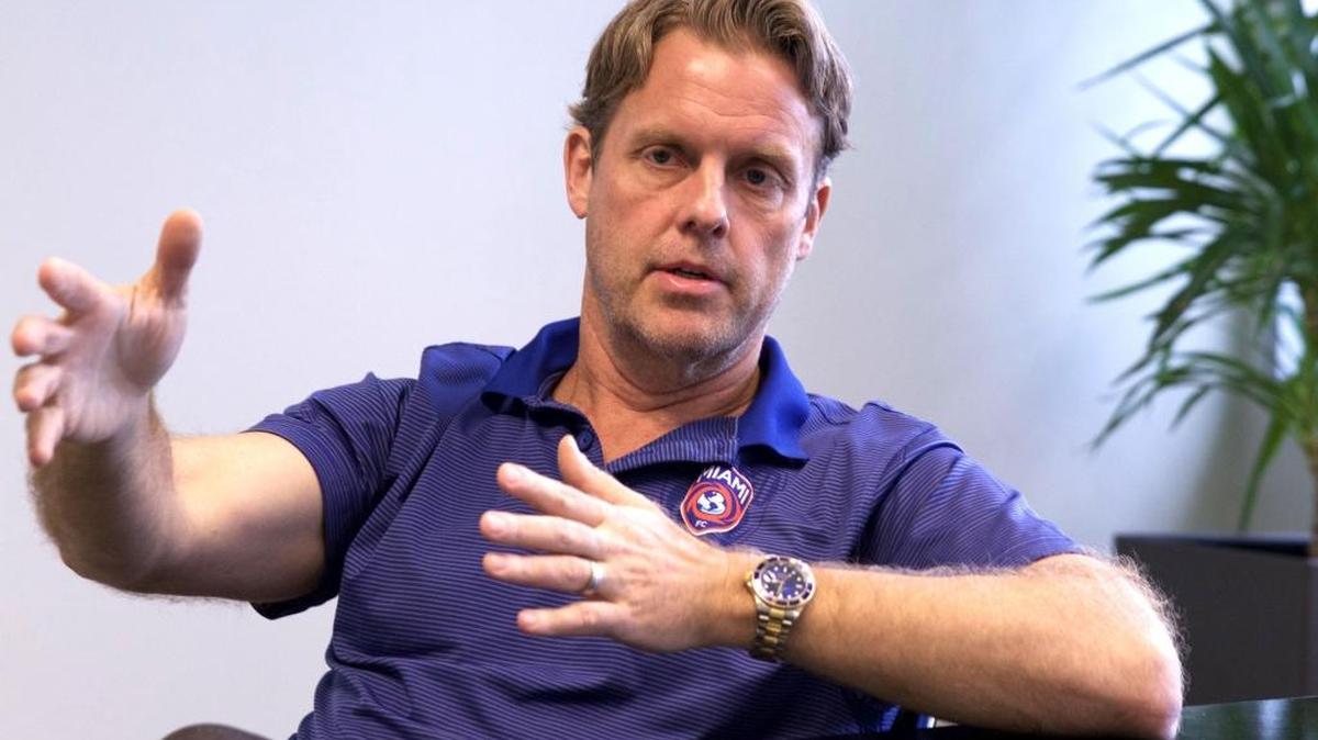 El ejecutivo principal del Miami FC Sean Flynn explica los beneficios del ascenso y descenso en el fútbol de Estados Unidos, el lunes en las oficinas del club azulnaranja en Brickell, Miami.