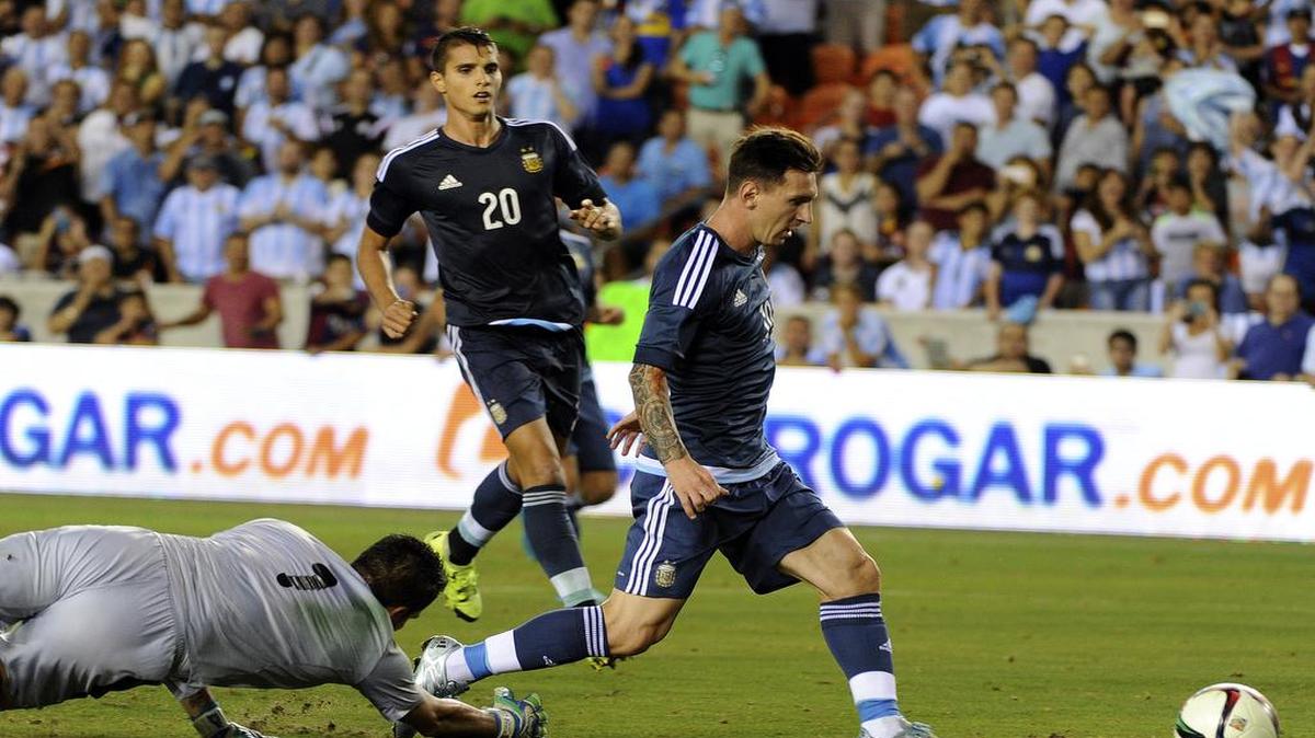
El delantero argentino Lionel Messi anota un gol contra Bolivia en el partido amistoso efectuado entre ambas selecciones, el 4 de septiembre del 2015 en Houston.
