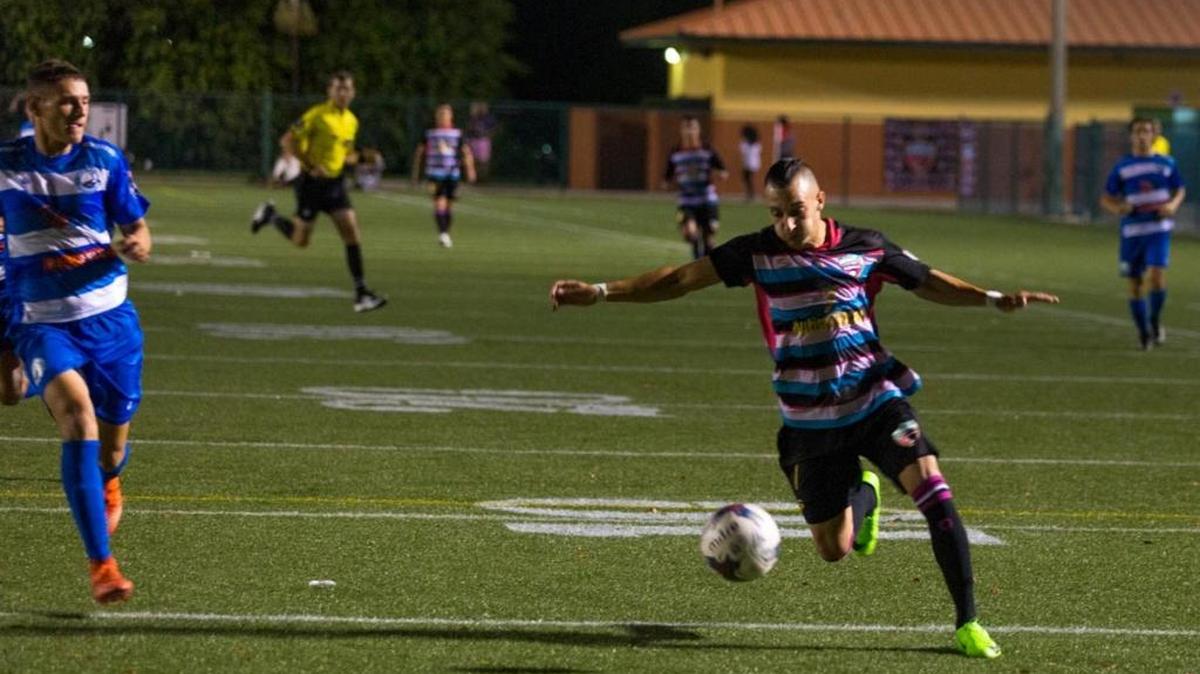 Mathias Menza, del Miami United FC, se escapa con el balón en el partido contra Boca Raton FC, el miércoles 10 de mayo del 2017 en el Ted Hendricks Stadium, en Hialeah.