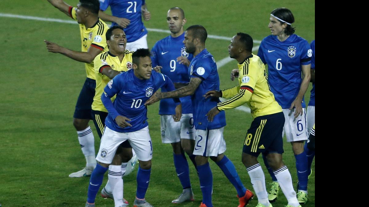 
El colombiano Carlos Bacca empuja a al brasileño Neymar (10) en la bronca al final del partido, el miércoles 17 de junio del 2015 en la Copa América.
