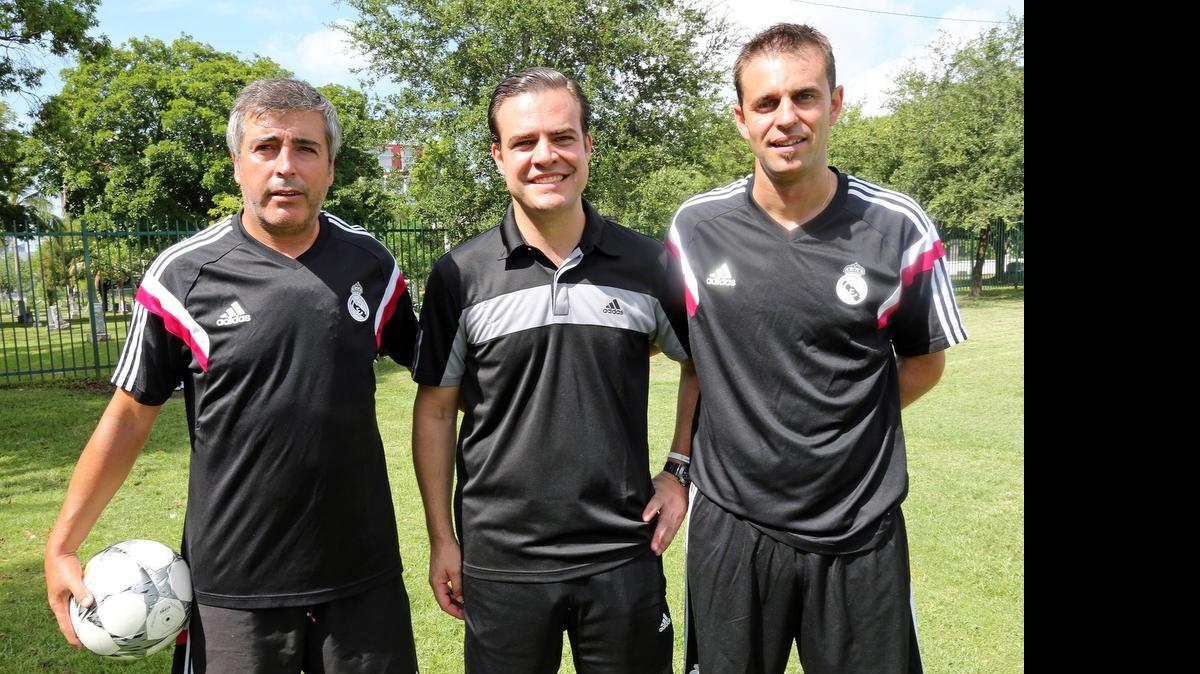 
Juanjo Vallina (izq.), Joaquin Valcarce y Rubén Maroto (der.) dirigen el campamento de verano del Real Madrid en el Biscayne Park.
