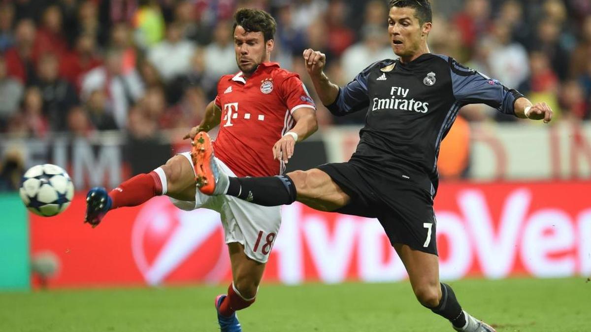 Cristiano Ronaldo le gana al defensa del Bayern Juan Bernat (izq.) y anota su segundo gol para el Real Madrid el 12 de abril en Munich.