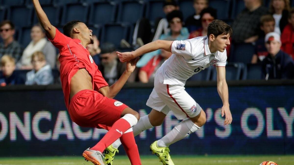 
Emerson Hyndman, de EEUU (der.), se lleva el balón ante Adrián Diz Pe (izq.), de Cuba.
