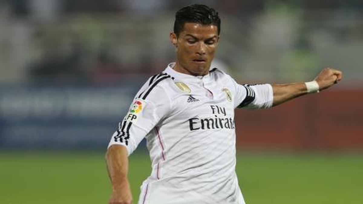 
El goleador portugués del Real Madrid Cristiano Ronaldo dispara a puerta en el amistoso contra el Milan.


