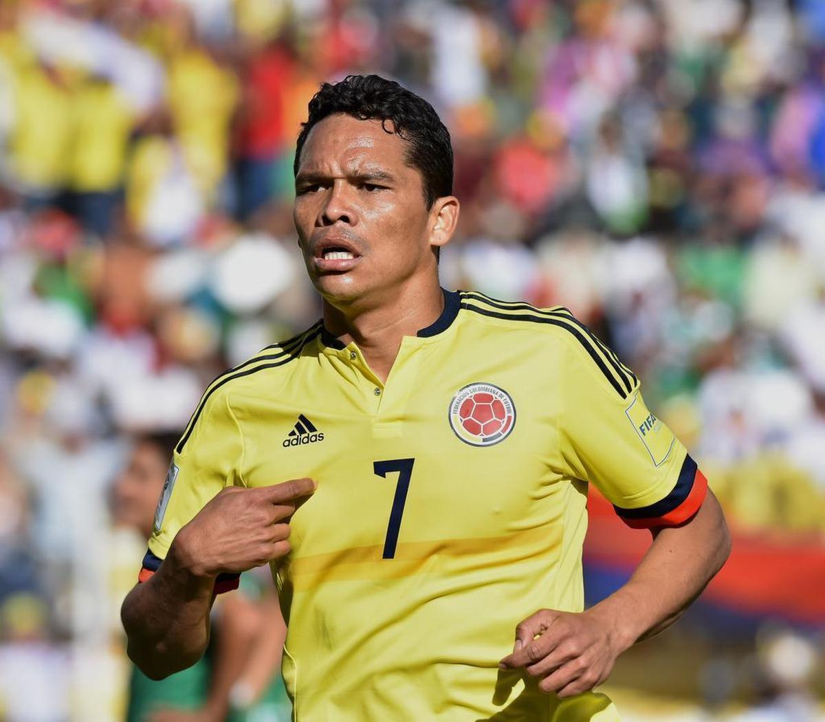 El jugador Carlos Bacca de Colombia celebra la anotación de un gol ante Bolivia hoy, jueves 24 de marzo de 2016, durante un partido en La Paz (Bolivia) por la quinta jornada de las eliminatorias Rusia 2018. Colombia venció 3-2 a Bolivia.