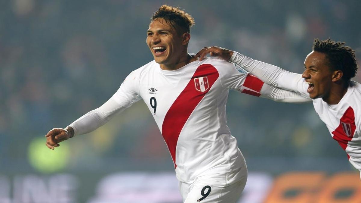 Paolo Guerrero (9) celebra su gol con André Carrillo, en el triunfo de Perú sobre Paraguay por el tercer puesto en la Copa America, el 3 de julio del 2015.