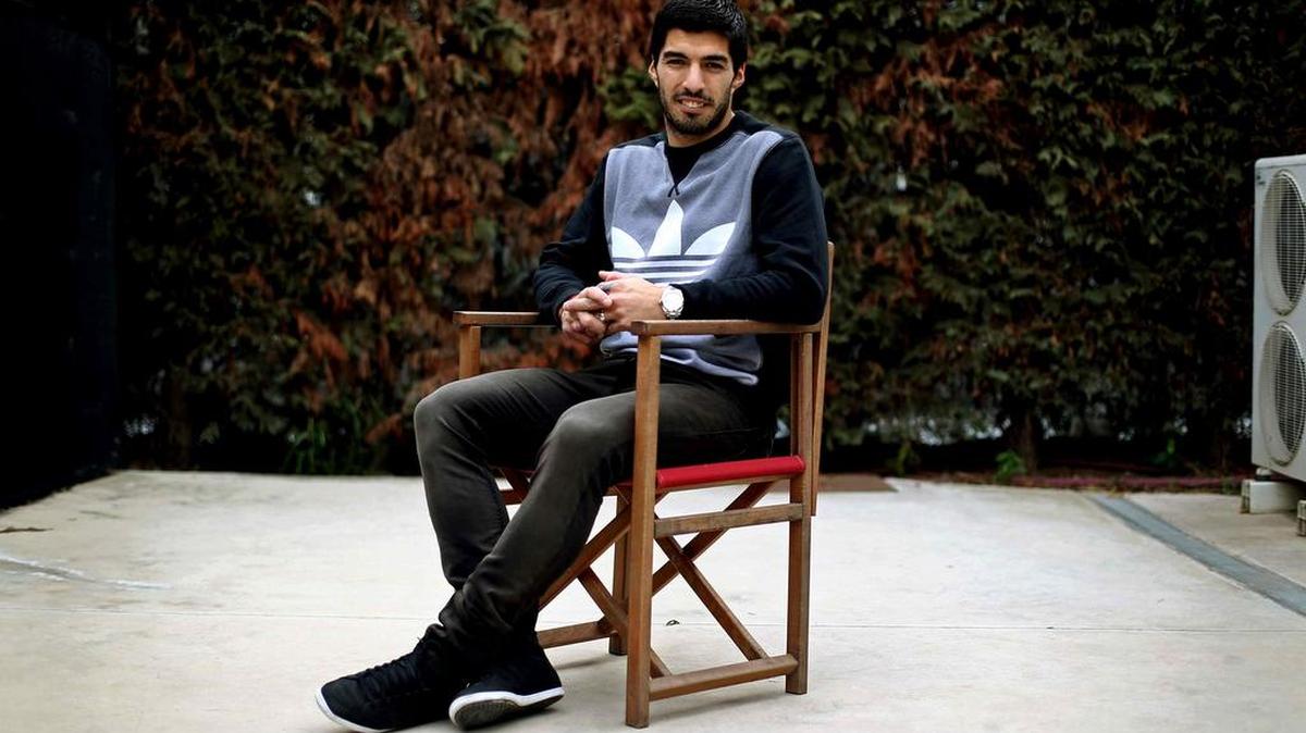 El delantero uruguayo del FC Barcelona, Luis Suárez, posa durante la entrevista que mantuvo con Efe tras convertirse en el tercer uruguayo que recibe el Trofeo EFE, galardón con el que anteriormente se distinguió a José Luis Zalazar y Diego Forlán.