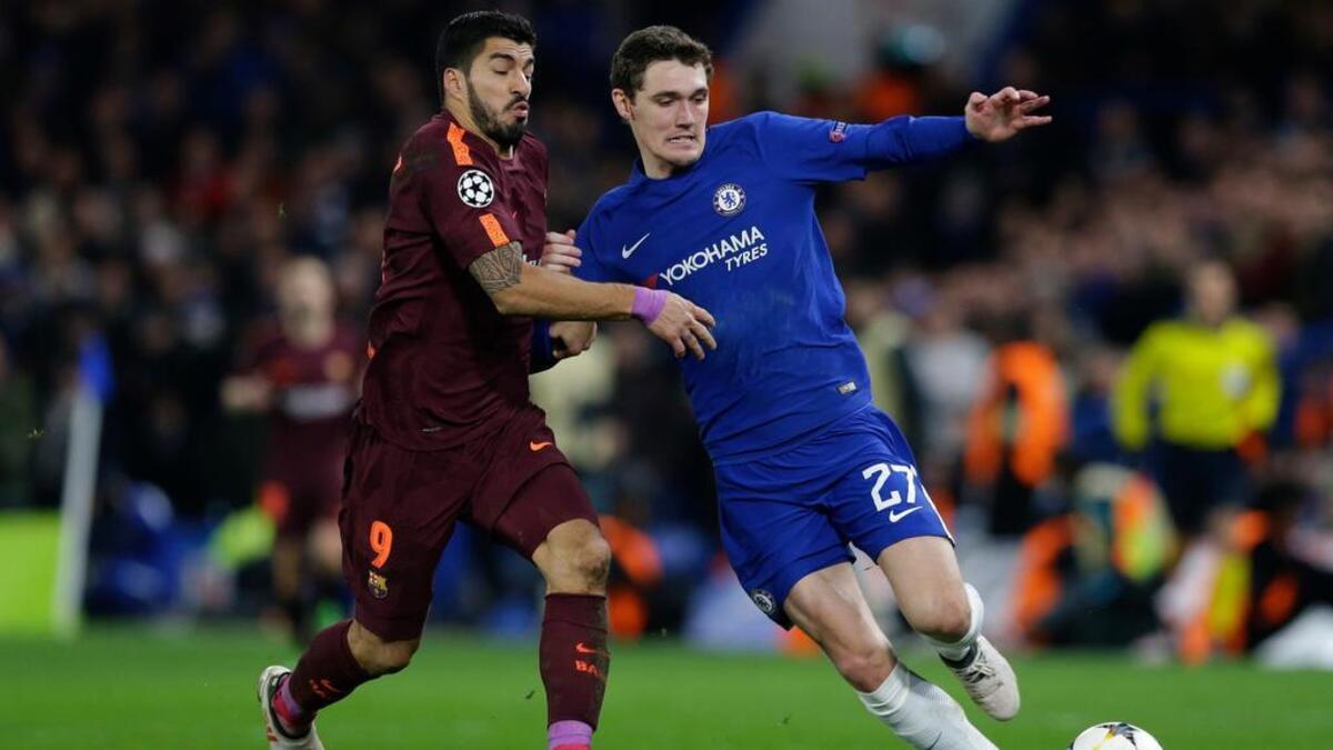 El delantero de Barcelona Luis Suárez (izq.) y Andreas Christensen, del Chelsea, luchan por la pelota en el partido celebrado el martes en la Liga de Campeones.