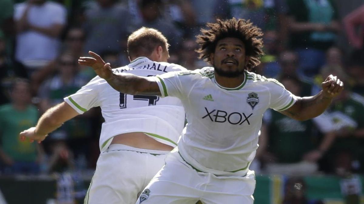 Román Torres (der.), el mandamás de la zaga y corazón del equipo panameño, retorna tras recuperarse de una lesión de la rodilla izquierda que lo mantuvo fuera de las canchas durante 11 meses.