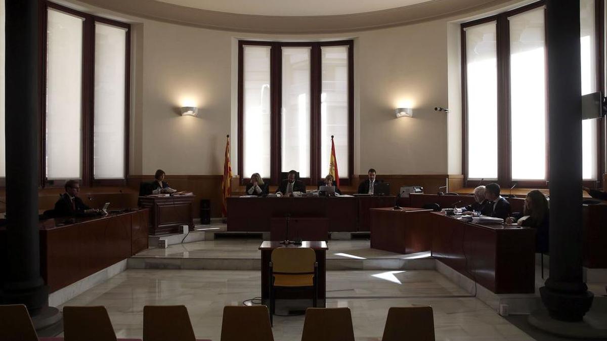 Vista de la sala de la Audiencia de Barcelona donde esta mañana ha comenzado el juicio al jugador del FC Barcelona Lionel Messi y a su padre, Jorge Horacio Messi (que no han acudido a la sesión de hoy), por tres delitos contra la Hacienda Pública, en una vista en la que el fiscal no ejerce la acusación contra el delantero, mientras la Abogacía del Estado pide 22 meses de prisión.