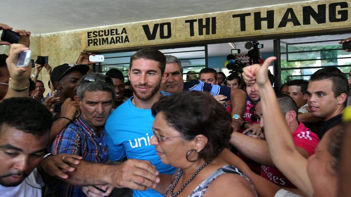 
El futbolista español del Real Madrid Sergio Ramos visita la escuela primaria Vo Thi Thang, en La Habana, Cuba, el martes 16 de junio de 2015 
