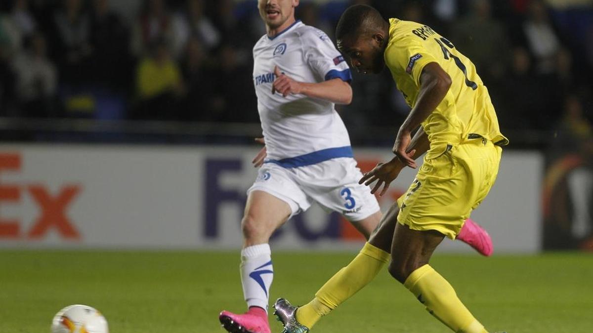 El delantero del Villarreal Cedric Bakambu define de derecha ante la mirada de un defensor del Dinamo, el jueves en el Estadio El Madrigal.