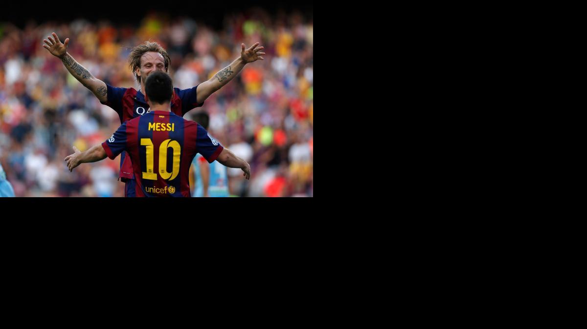 
Ivan Rakitic celebra con Lionel Messi tras la goleada del F.C. Barcelona al Granada C.F., en el Camp Nou en Barcelona, el sábado.
