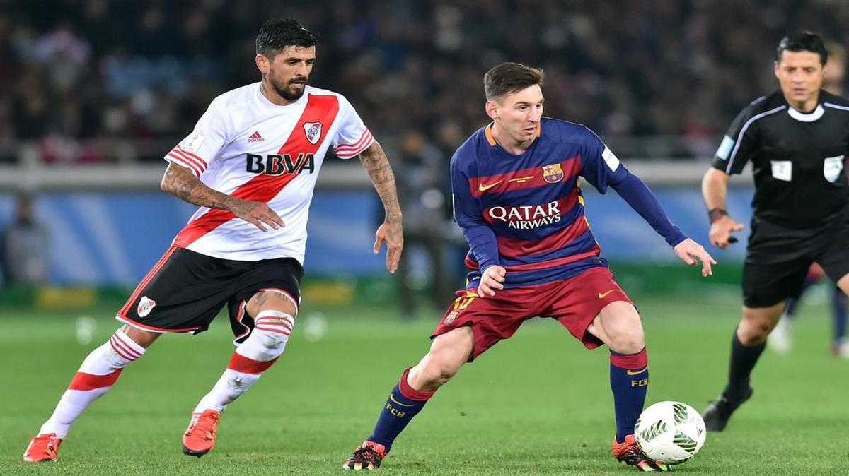 Lionel Messi (centro) controla la bola en el partido entre Barcelona y River Plate en la final del Mundial de Clubes, el 20 de diciembre del 2015 en Yokohama, Japón.