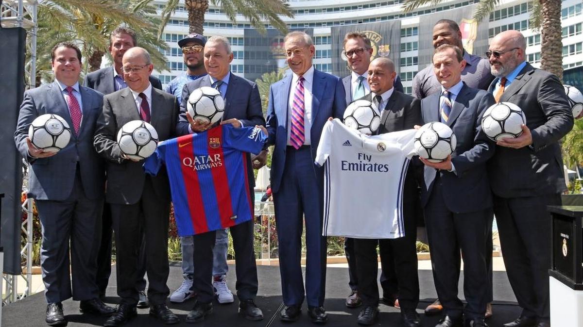 Matt Higgins, Dan Marino, Manuel Arroyo, Flo Rida, Hristo Stoichkov, Stephen Ross (centro), Tom Garfinkel, Roberto Carlos, Ndamukong Suh, Emilio Butragueño y Charlie Stillitano en el anuncio del Clásico Barcelona vs. Real Madrid, el viernes en el Fontainebleau Hotel en Miami Beach.