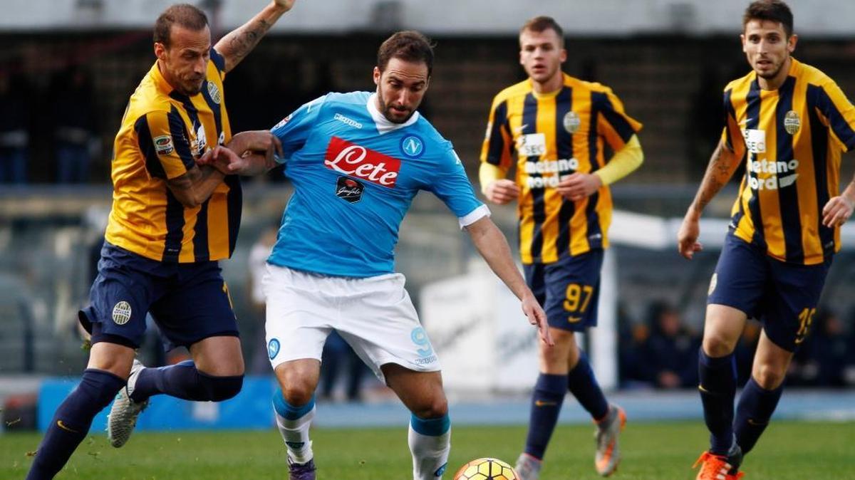 Gonzalo Higuaín (centro) contra la bola marcado por Evangelos Moras (izq.), del Verona, el domingo 22 de noviembre del 2015.
