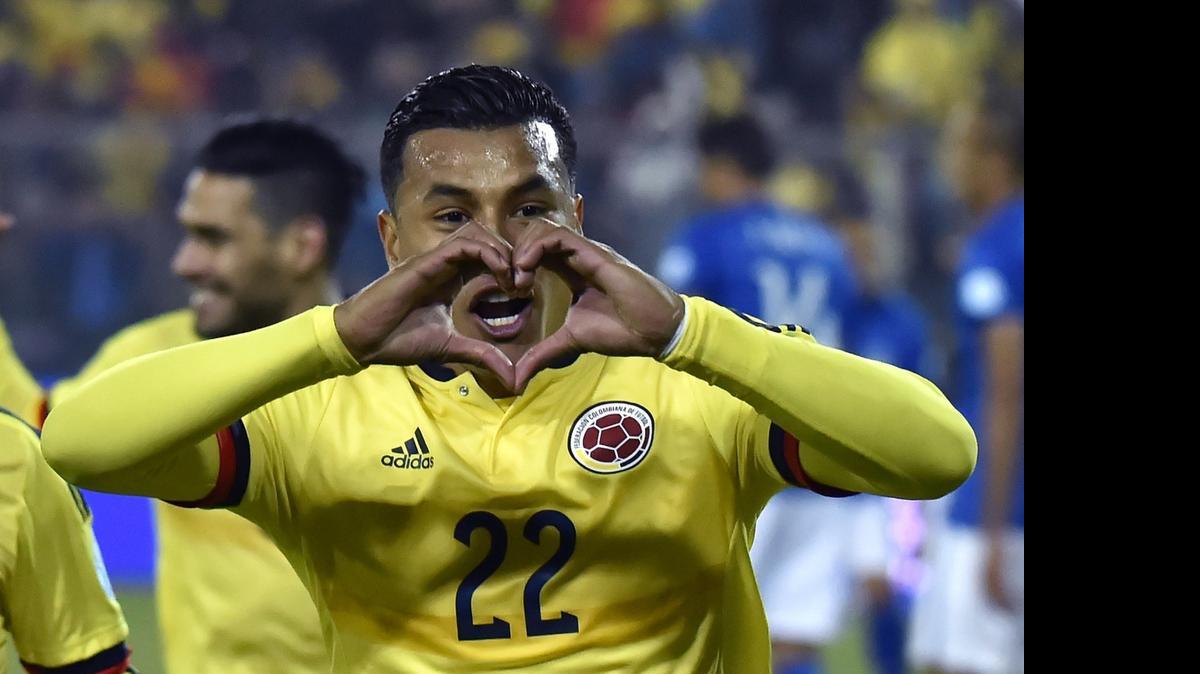 
El defensa colombiano Jeison Murillo celebra después de marcar el gol de la victoria de su selección ante Brasil, en el partido efectuado el miércoles en el Estadio Monumental David Arellano en Santiago de Chile.

