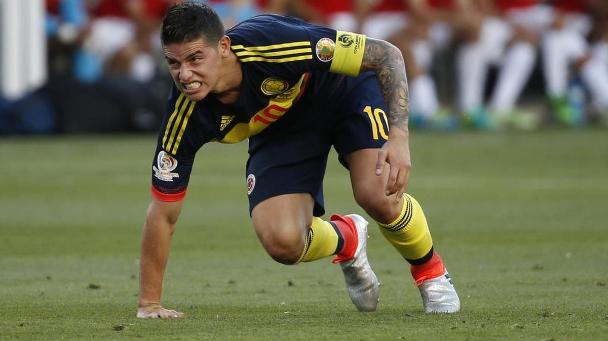 El jugador de Colombia James Rodríguez se levante luego de una falta EEUU el viernes 3 de junio de 2016, en el juego de inauguración de la Copa América Centenario en el Levi's Stadium de Santa Clara.