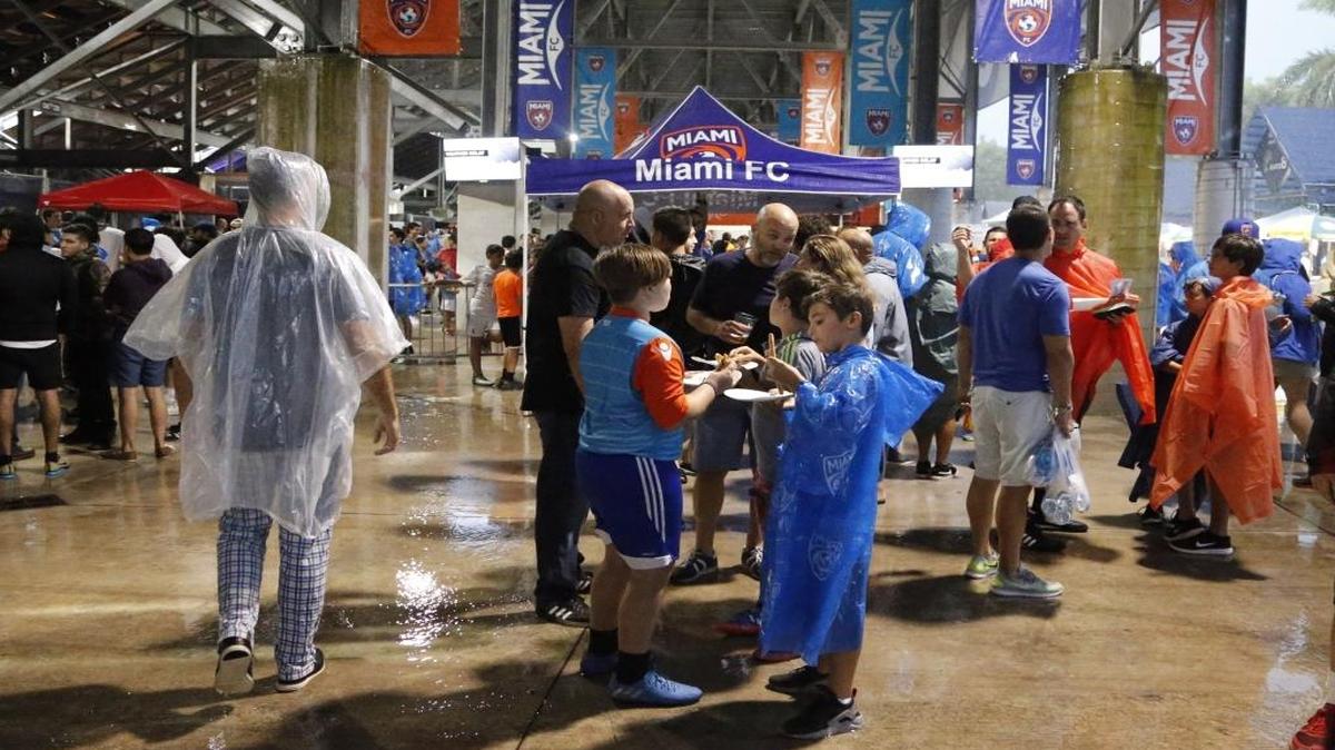 Los aficionados del Miami FC se resguardan bajo las tribunas durante la tormenta que cayó el día del partido contra el FC Cincinnati, por los cuartos de final de la US Open Cup, el 12 de julio del 2017 en el Riccardo Silva Stadium en Miami.