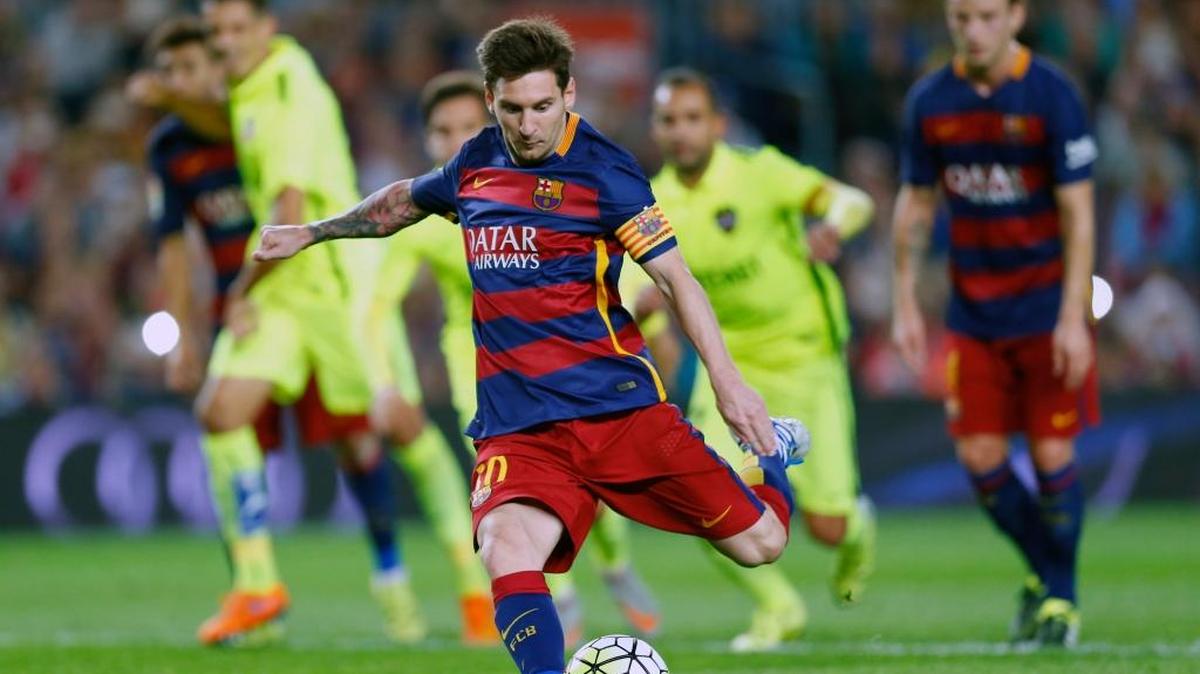 
Lionel Messi se dispone a anotar de penal para el Barcelona contra el Levante, en el Camp Nou, el domingo 20 de septiembre del 2015.
