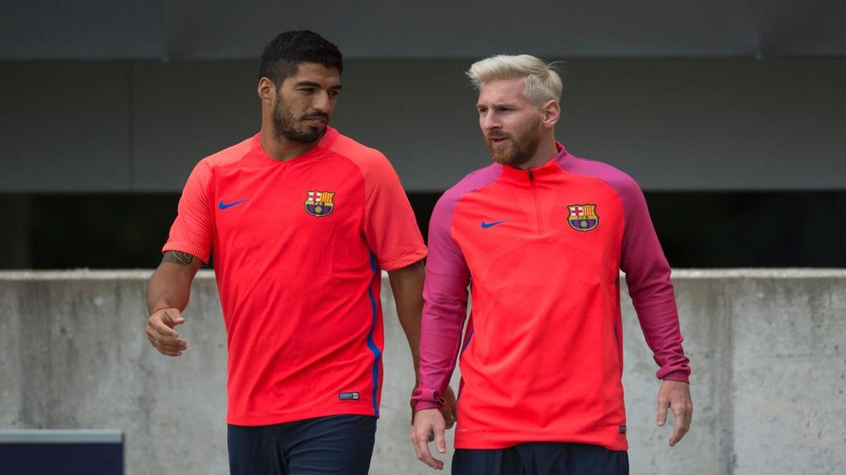 El argentino Lionel Messi (der.) y el uruguayo Luis Suárez durante un entrenamiento en el campo de entrenamiento esta tarde en Saint George's Park, en Birmingham, Inglaterra.
