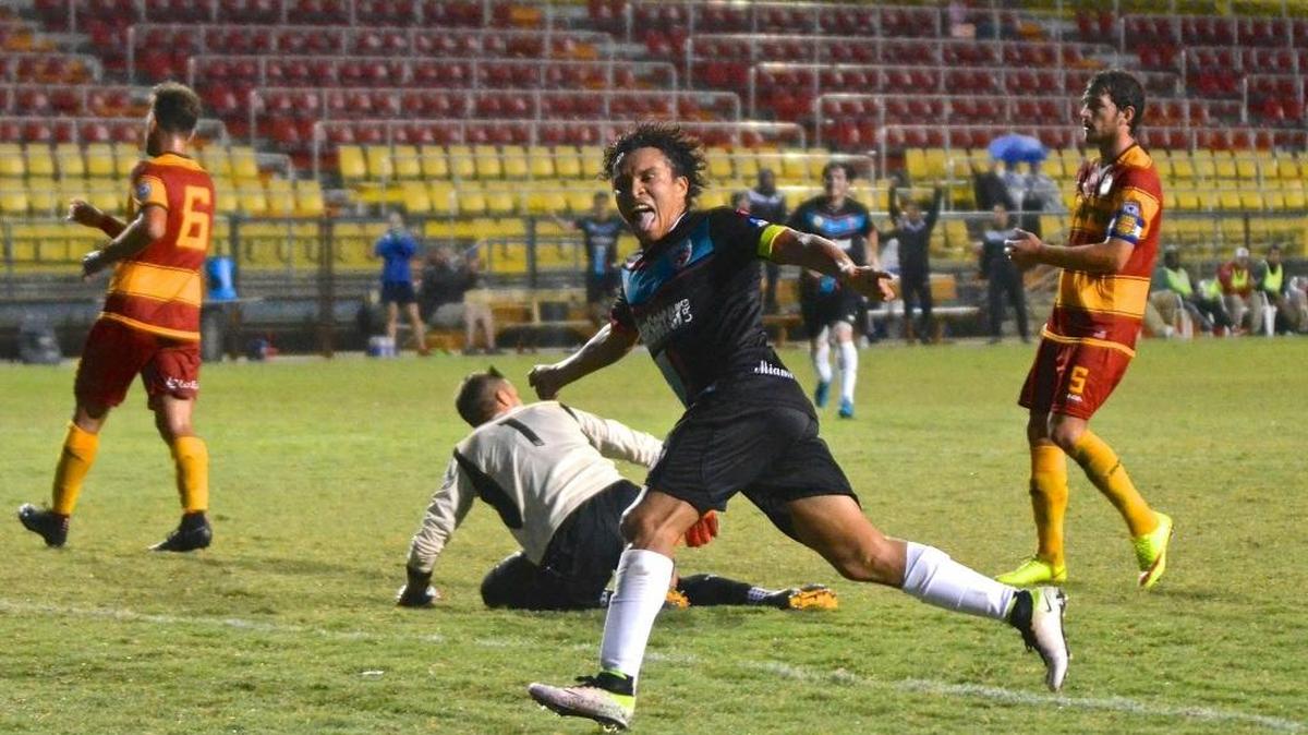 El hondureño Julio César de León, del Miami United, celebra un gol contra los Strikers Sub-23, en el Lockhart.
