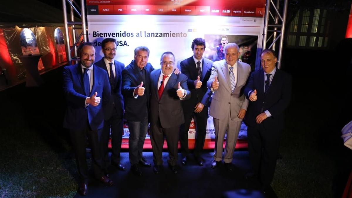 Raúl, el alcalde de Miami Tomás Regalado, Javier Tebas y Alfredo Relaño, entre otros, el viernes en Miami.