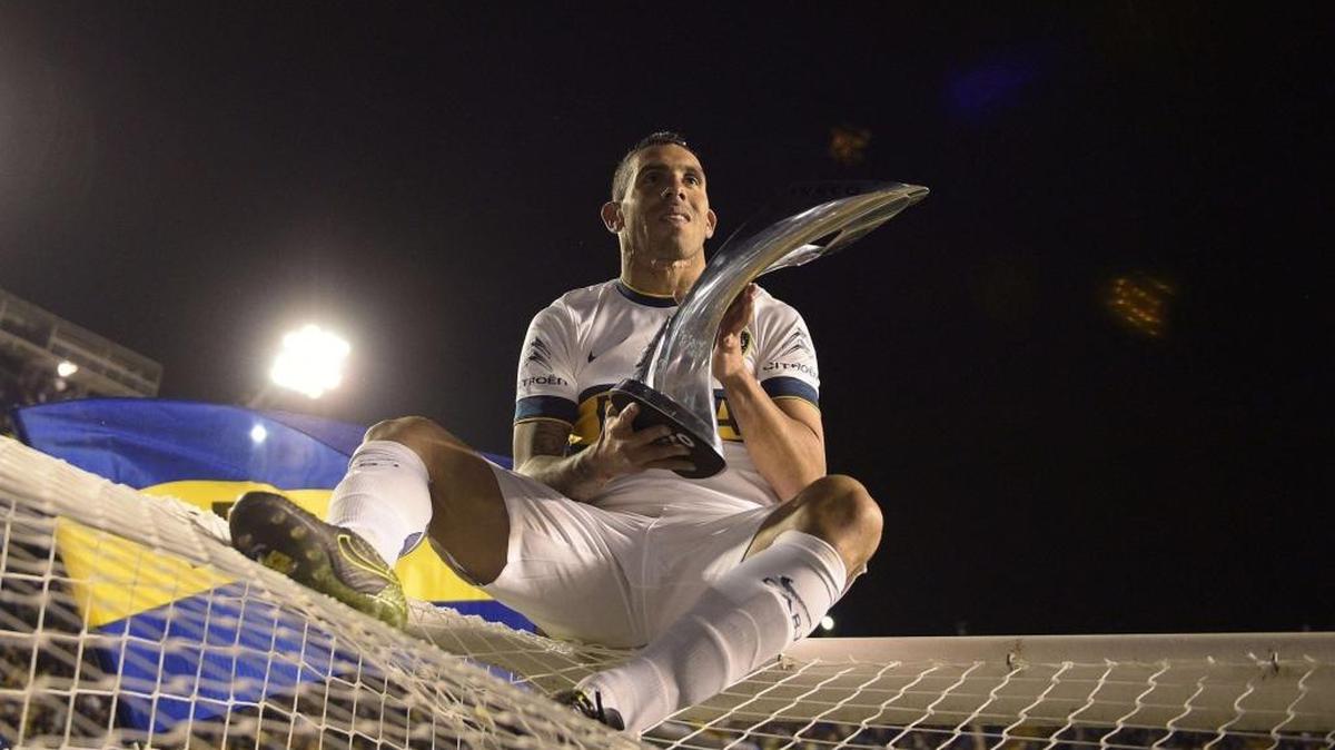 El delantero de Boca Juniors, Carlos Tevez, levanta el trofeo del torneo local luego de la consagración de su equipo, el 1 de noviembre del 2015 en La Bombonera.