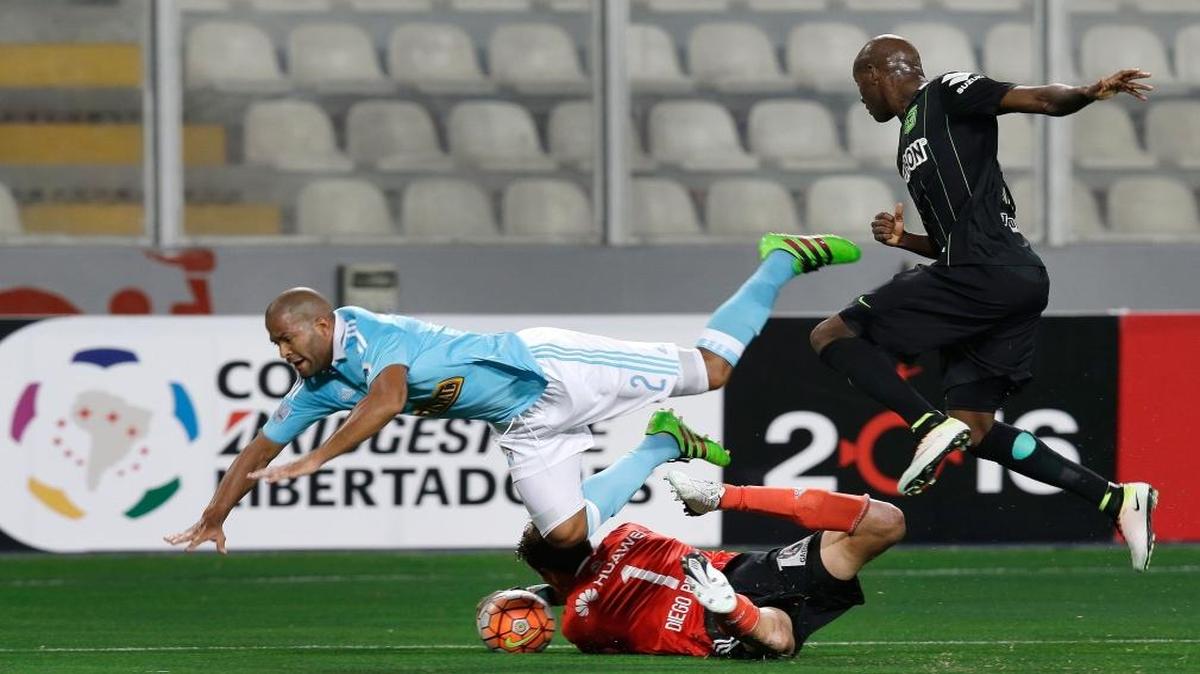 Victor Ibarbo (der.), del Atlético Nacional, se enfrenta al arquero Diego Penny y a Alberto Rodríguez, del Sporting Cristal, el martes 12 de abril del 2016, en un partido de la Copa Libertadores, celebrado en Lima.