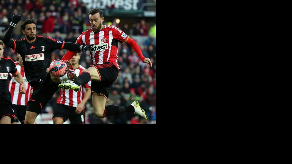 
El tico Bryan Ruiz, izq., lucha por la pelota ante Steven Fletcher del Sunderland, durante un partido de la Copa FA, el 24 de enero de 2015.
