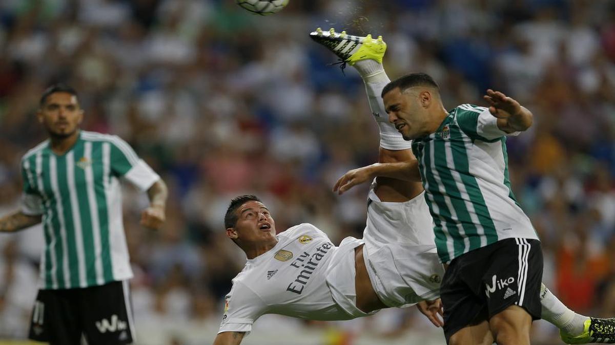 
El colombiano James Rodríguez (centro) anotó su segundo gol del partido con una magnífica chilena al minuto 49, en el partido donde Real Madrid goleó 5-0 al Betis, el 29 de agosto.

