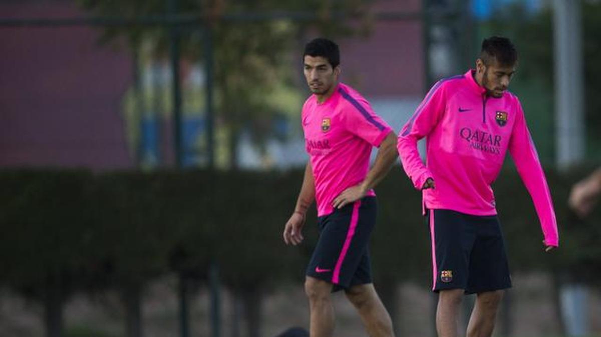 Luis Suárez (izq.) y Neymar durante un entrenamiento con Barcelona el 7 de noviembre de 2014.