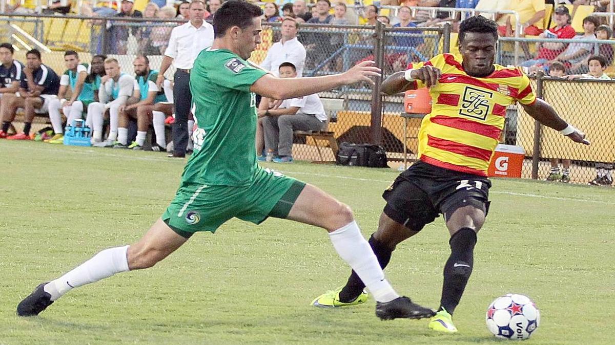 
Walter Ramírez, de los Strikers (der.), burla la marca del defensor del Cosmos Hunter Gorskie, el 8 de agosto en Fort Lauderdale.
