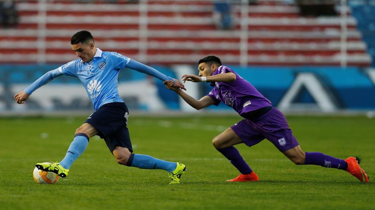 
Juan Miguel Callejon, del Bolivar, conduce el balón preseguido por Emilio Zeballos, de Defensor Sporting.
