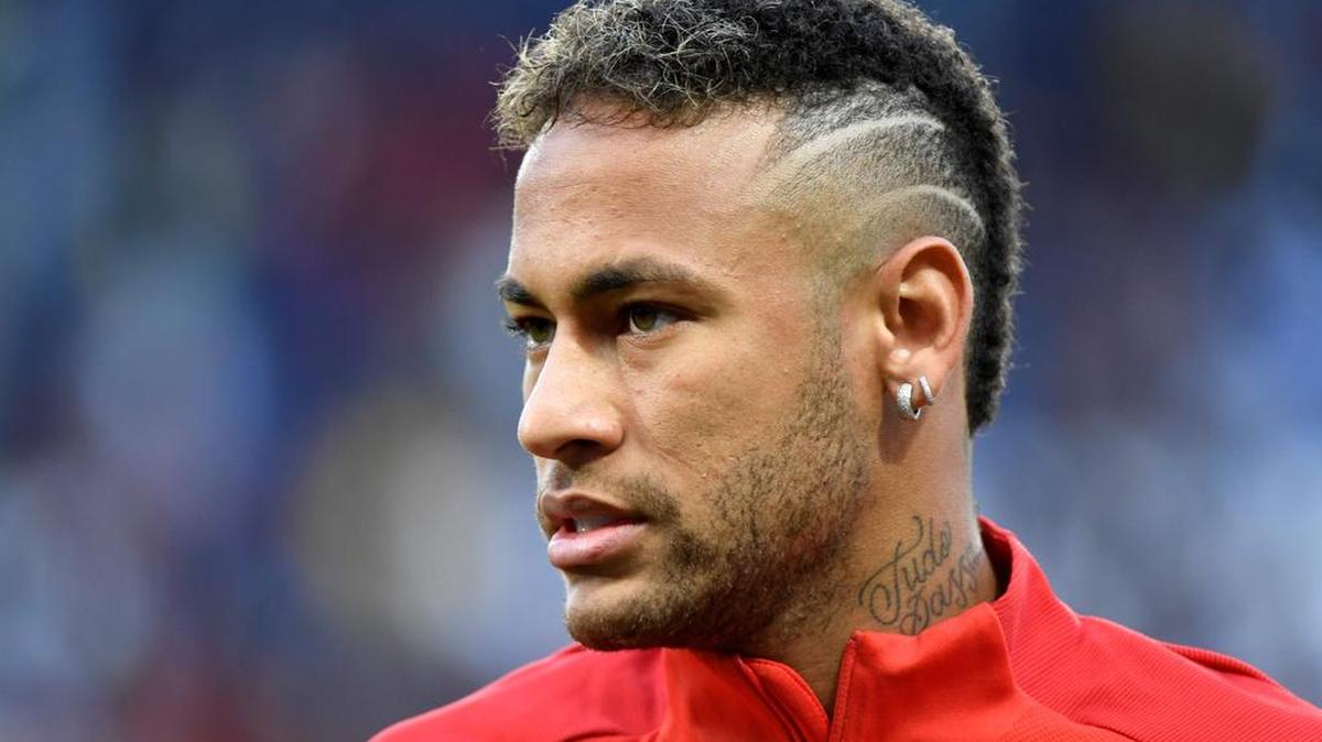 La estrella brasileña del París Saint-Germain, Neymar, durante un calentamiento antes del partido de fútbol francés L1 París Saint-Germain (PSG) vs Toulouse FC (TFC) en el estadio Parc des Princes en París el 20 de agosto de 2017.