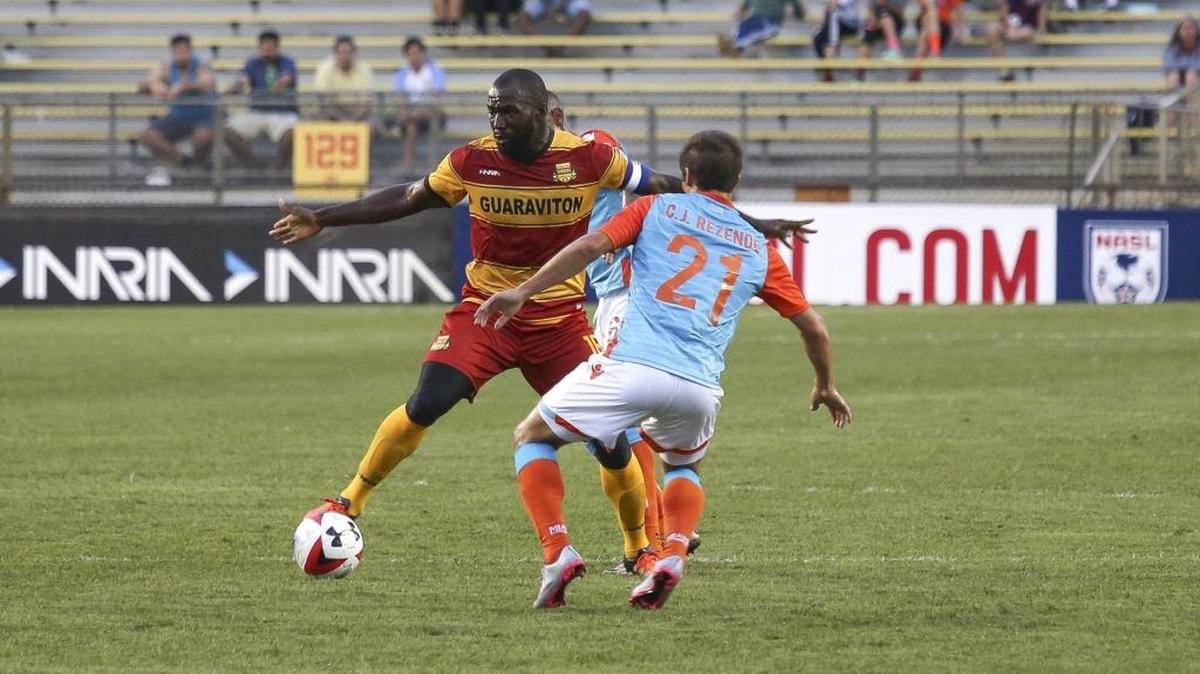 Jean-Marc Alexandre, de los Strikers, enfrenta a Calvin Rezende (21), del Miami FC, en el Lockhart Stadium en Fort Lauderdale el 2 de abril del 2016.