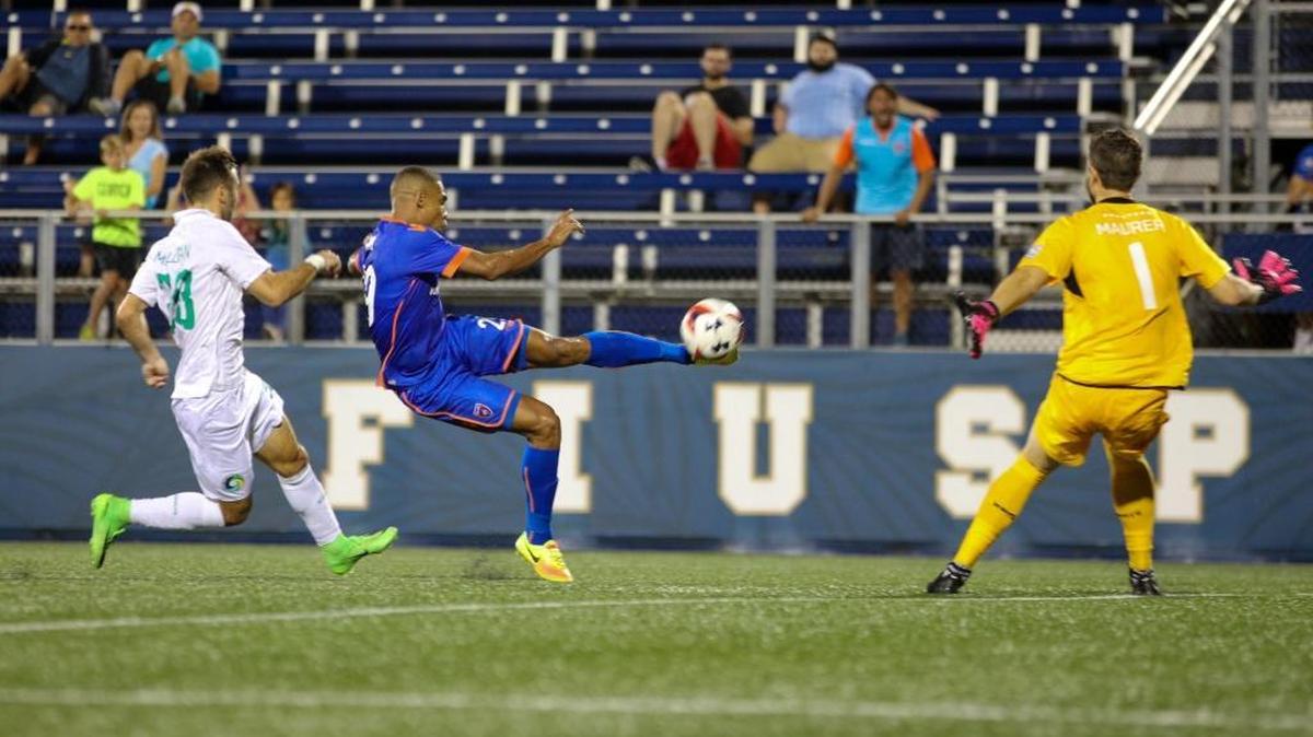 El jugador del Miami FC Stefano Pinho golpea al balón ante el arquero del Cosmos Jimmy Maurer, el domingo 5 de noviembre del 2017 en el estadio Riccardo Silva de la Florida International University.