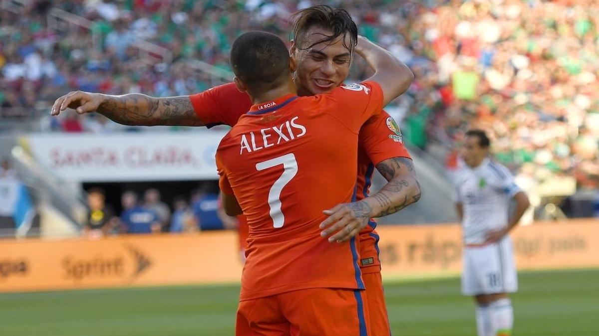Eduardo Vargas y Alexis Sánchez celebran luego de que el primero anotara para Chile contra México en la Copa América Centenario, cuartos de final, en el Levi's Stadium el 18 de junio del 2016 en Santa Clara, California.