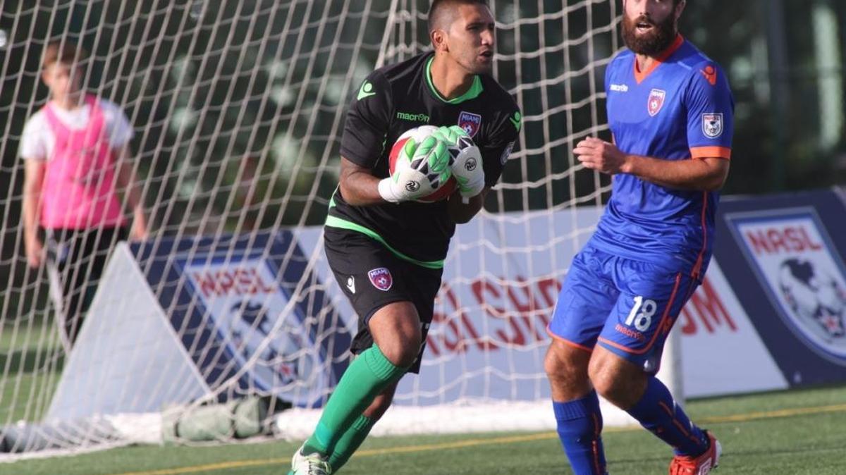El arquero Mario Vega, del Miami FC, asegura el balón al lado de su compañero Rhett Bernstein en el triunfo de su escuadra sobre el FC Edmonton, el sábado l0 de junio.