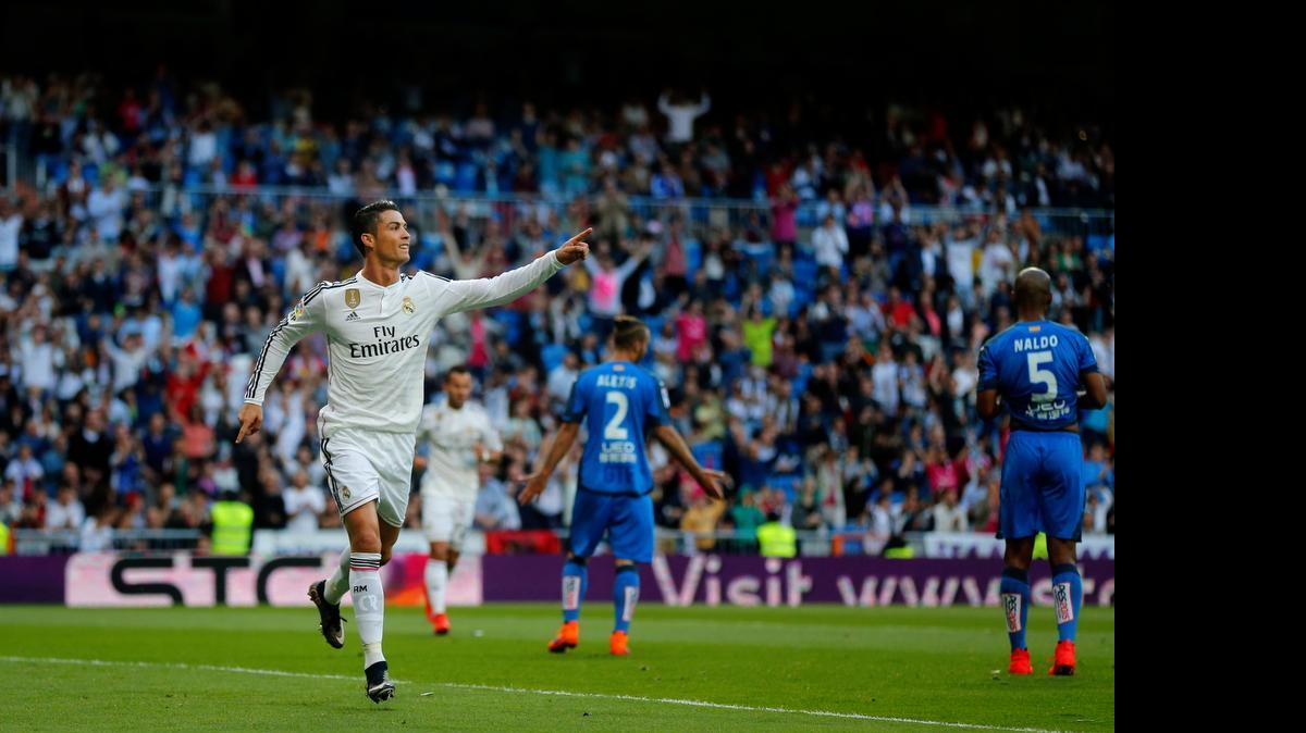 
Cristiano Ronaldo celebra uno de sus goles para el Real Madrid contra el Getafe, el sábado en el Bernabéu.
