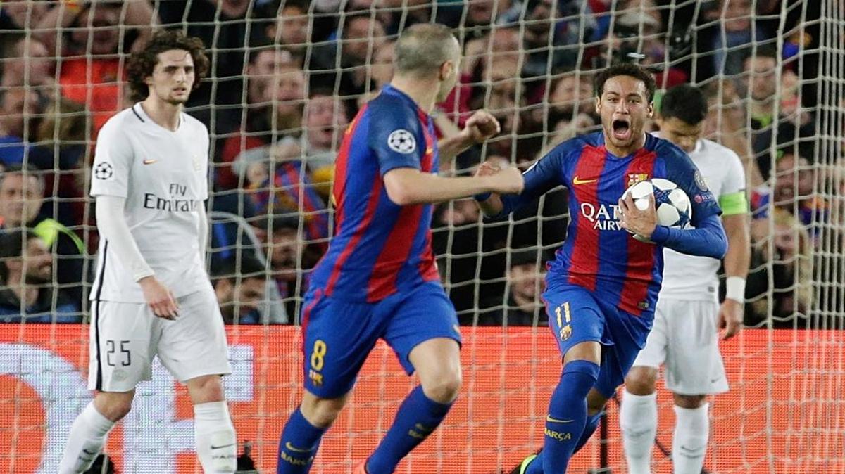 Neymar celebra con Andrés Iniesta uno de los goles del Barcelona en el triunfo 6-1 ante el PSG el miércoles Camp Nou por la Liga de Campeones.
