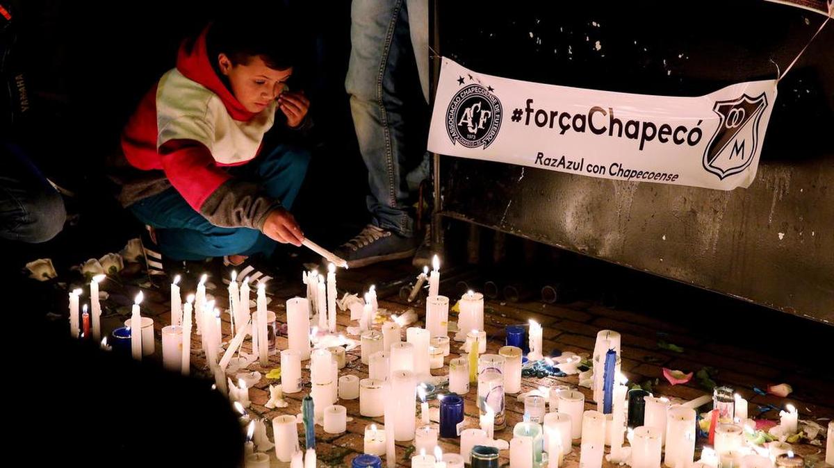 Un grupo de personas se reúne el miércoles 29 de noviembre de 2016, para rendir un homenaje a las víctimas del avión del club Chapecoense, que se accidentó anoche en cercanías de Medellín, dejando 71 muertos y seis heridos, en el estadio Nemesio Camacho “El Campín” de Bogotá.