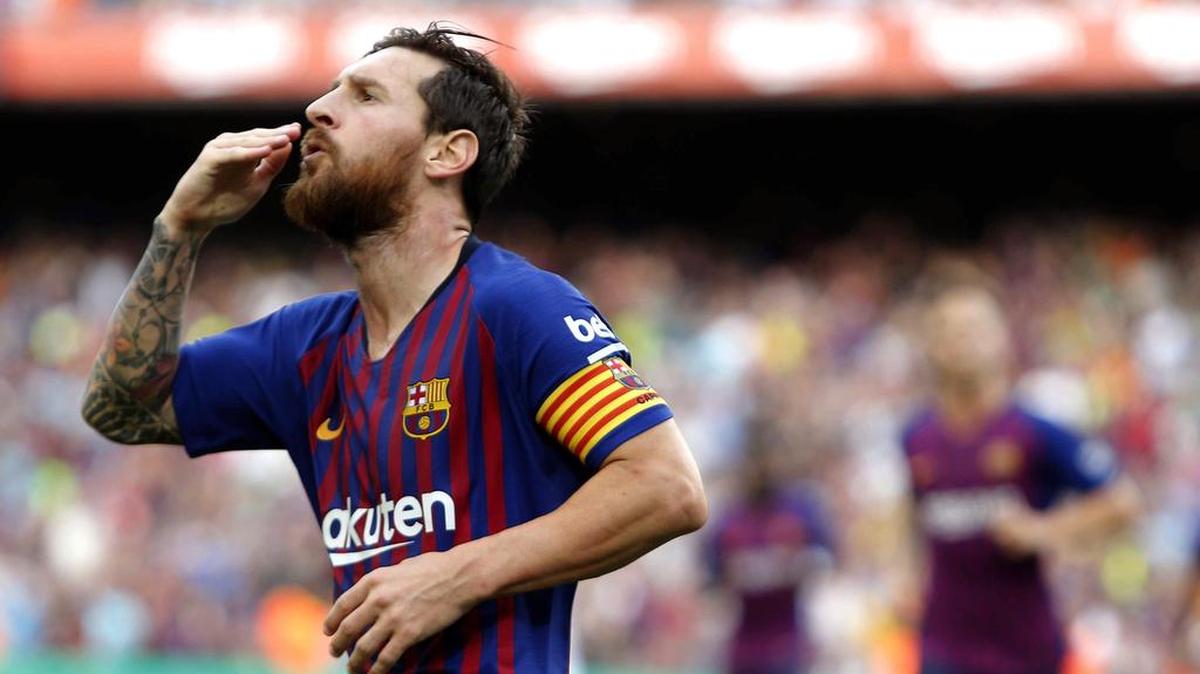 El delantero argentino del FC Barcelona, Lionel Messi, celebra su gol, el primero del equipo ante el Huesca, durante el partido de la tercera jornada de Liga en Primera División que se juega esta tarde en el Camp Nou, en Barcelona.
