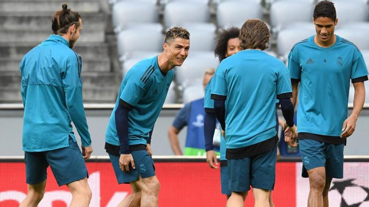 Cristiano Ronaldo (2do de izq. a der.) bromea con sus compañeros de equipo en un entrenamiento con el Real Madrid, el 24 de abril de 2018 en Munich, Alemania.