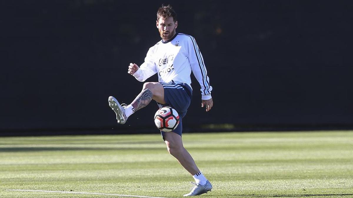 El futbolista argentino Lionel Messi patea un balón durante un entrenamiento hoy, lunes 13 de junio de 2016, en los campos Starfire Sports de Seattle, Washington (EE.UU.).