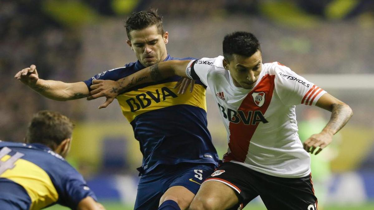 
Fernando Gago (izq.), de Boca Juniors, y Leonel Vangioni, del River Plate, el 14 de mayo pasado.
