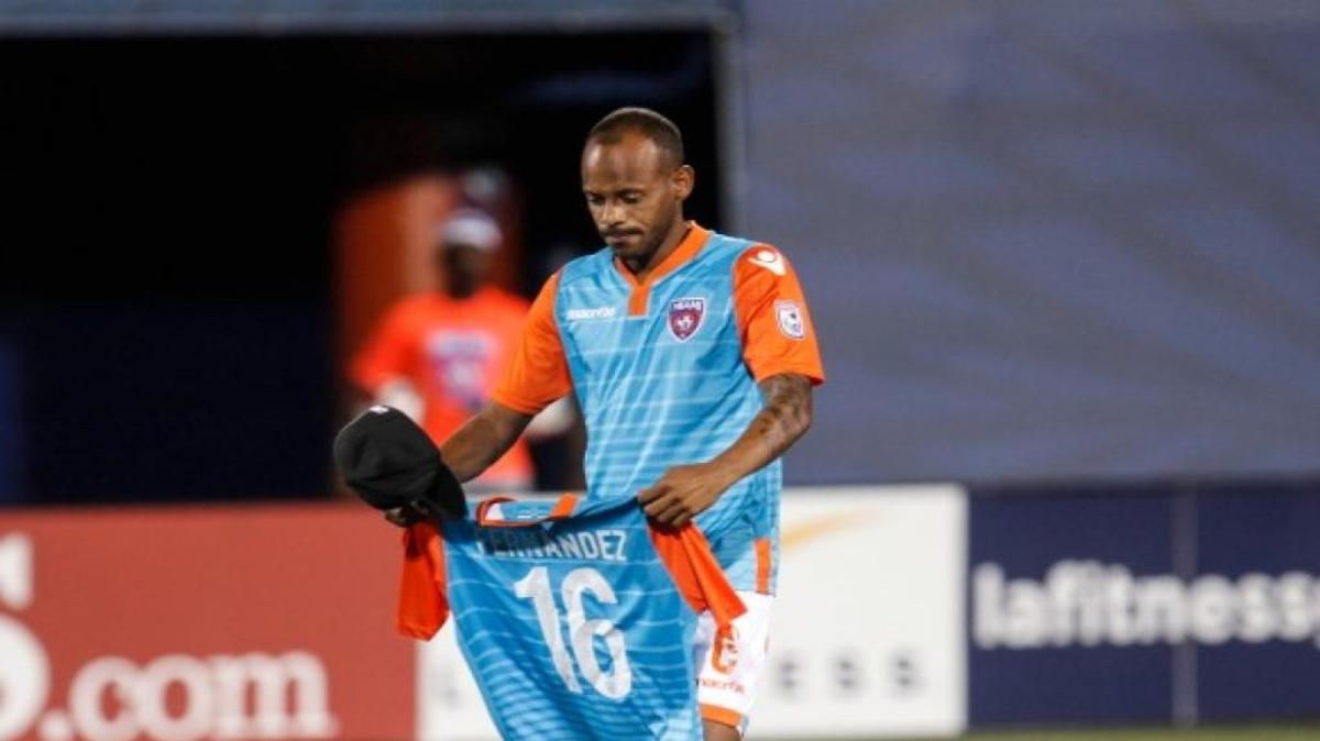 El as cubano del Miami FC Ariel Martínez se apresta a poner sobre el césped una camiseta del equipo con el #16 como homenaje a José Fernández, el miércoles 28 de septiembre del 2016, en el FIU Stadium, en Miami.
